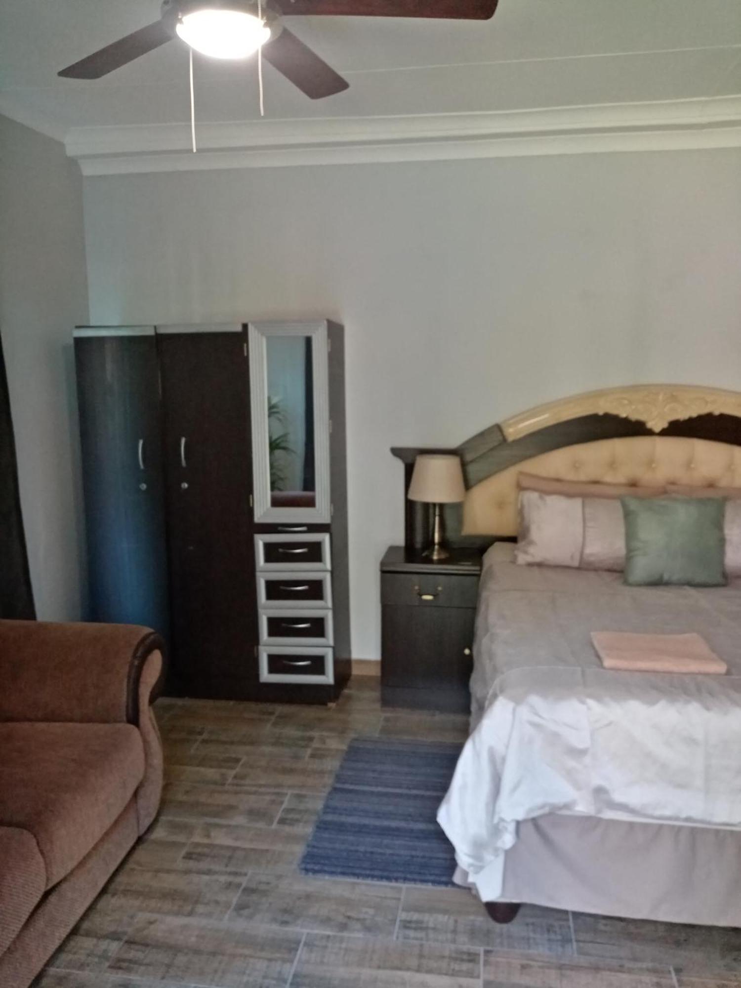 De La Rose Guesthouse Lephalale 外观 照片